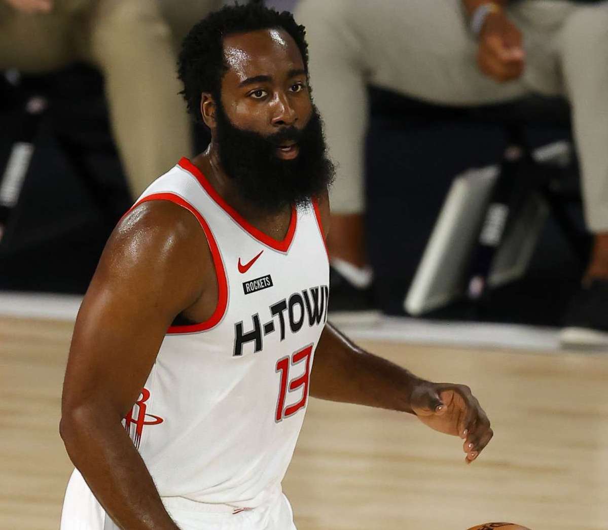 意周围的人 意周围的人